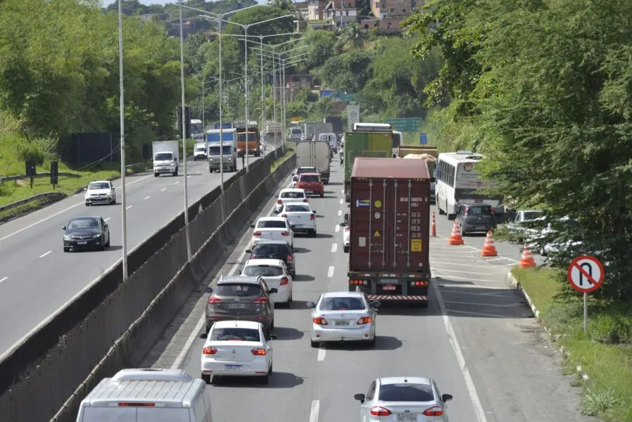 Trânsito estava mais lento do que de costume na saída de Salvador pela BR-324, a partir do km 530