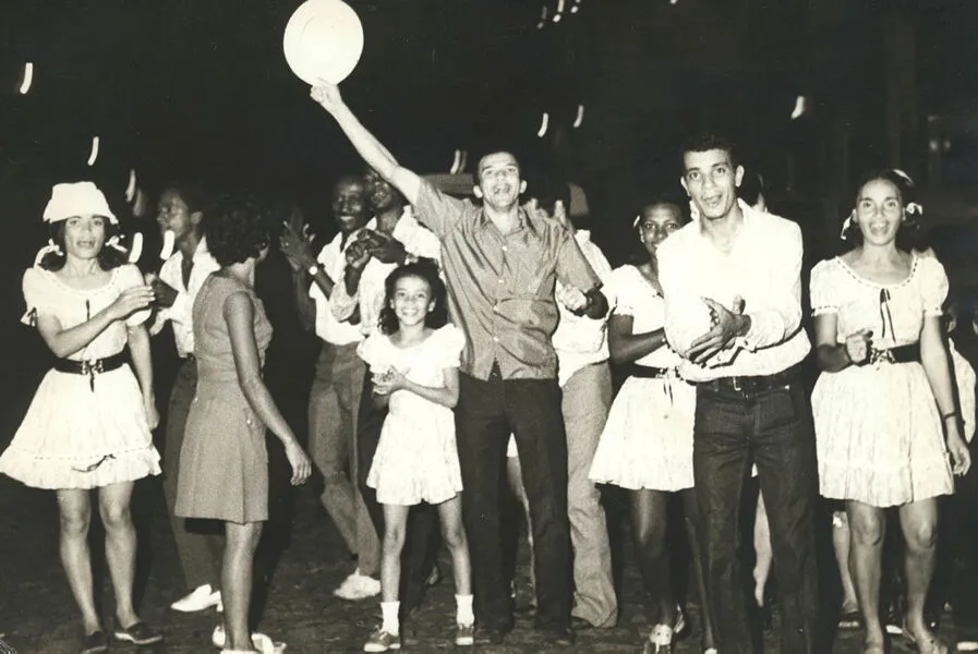 Modelo do festejo na cidade grande aproximava-se do realizado no interior, especialmente pelo fato de se comemorar em pequenos grupos