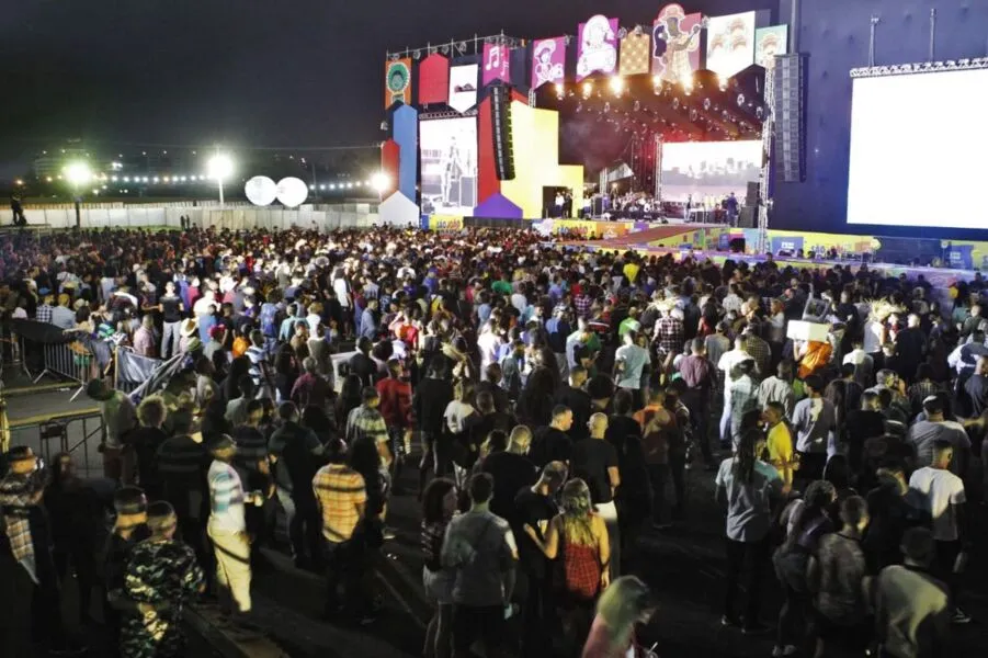 Claudia Leitte, Devinho Novais e Harmonia do Samba comandaram 1ª noite de festas no Parque de Exposições