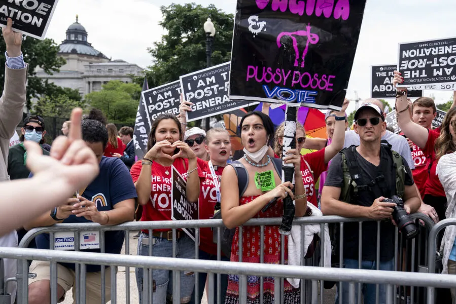 Mulheres protestam contra evogação do direito ao aborto nos Estados Unidos