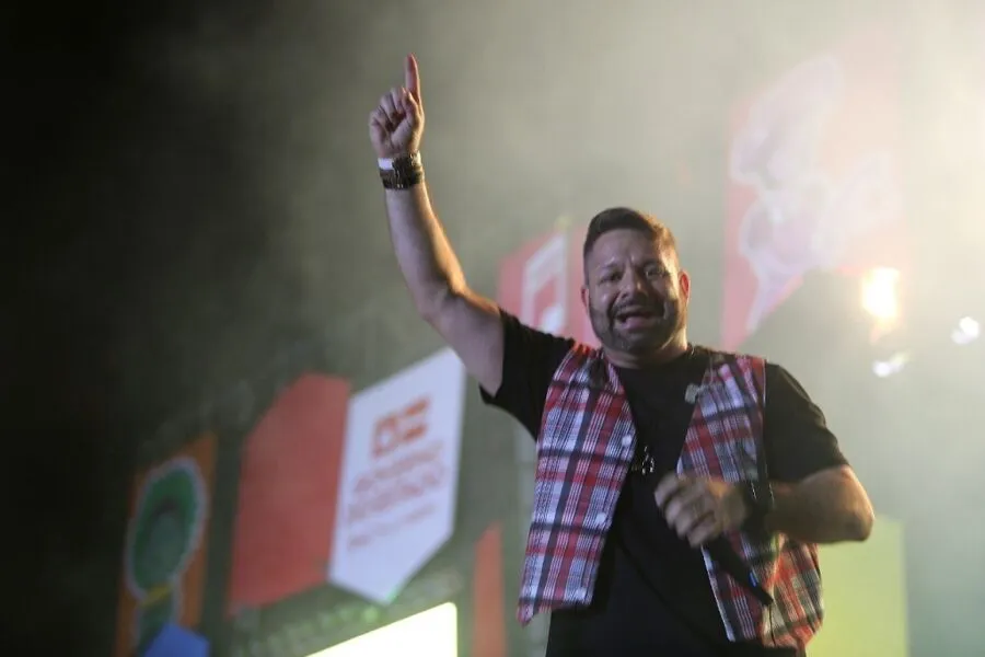 Cantor se disse "emocionado" após dois anos sem a festa junina