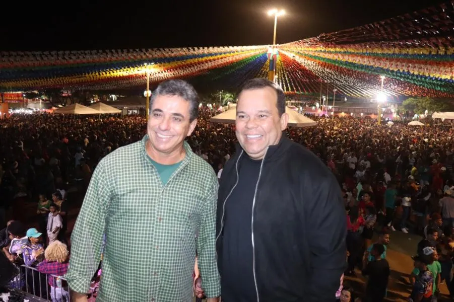 O prefeito de Santo Estevão, Rogério Costa (PT), e o pré-candidato a vice-governador e presidente da Câmara Municipal de Salvador, Geraldo Júnior (MDB), na noite do dia 24 no São João de Santo Estevão