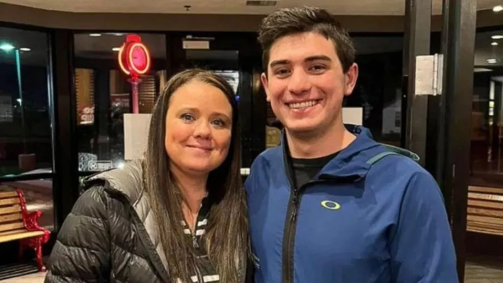 Holly Shearer e Benjamin Hulleberg descobriram que trabalhavam no mesmo hospital, ela como assistente da equipe médica e ele como voluntário