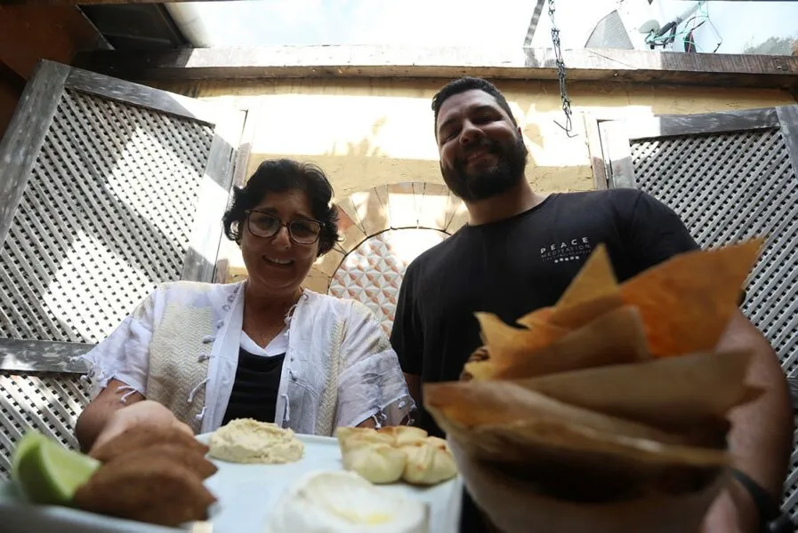 Zeina Chalhub criou o Arabesque; hoje gerido por seu filho Tarik: 70% do cardápio é de receitas de família