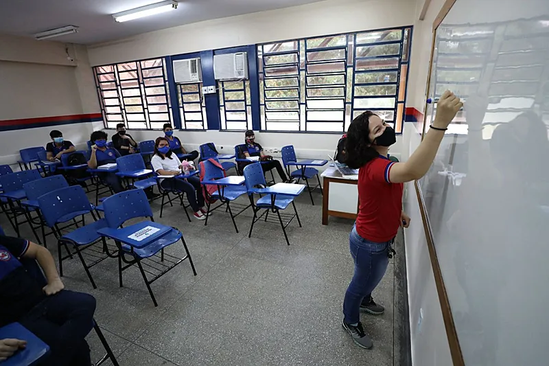 De acordo com os pesquisadores, “decorrido todo este tempo de convivência com períodos de maior ou menor transmissão do Sars-CoV-2, pode-se afirmar que as atividades presenciais nas escolas não têm sido associadas a eventos de maior transmissão do vírus”