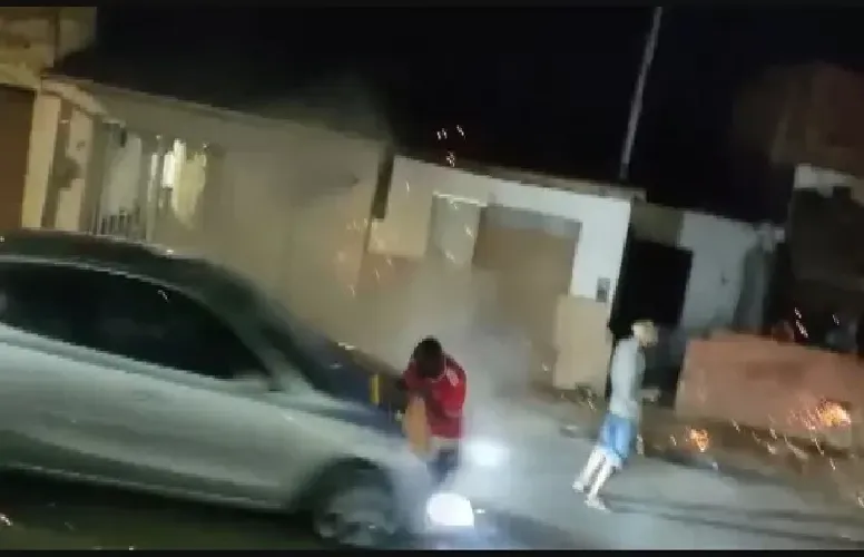 Momento do atropelo dos dois homens em Cruz das Almas