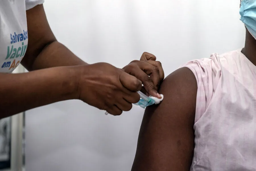 A imunização também segue para os indivíduos com 18 anos ou mais, vacinados com a Janssen no esquema primário