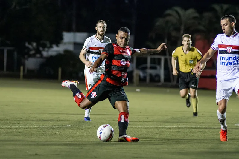 Imagem ilustrativa da imagem Dionísio volta a ser opção para duelo do Vitória contra o Figueirense