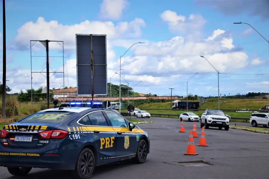 PRF flagrou 10 motoristas fazendo ultrapassagens indevidas a cada hora nas estradas federais que cortam a Bahia durante o São João