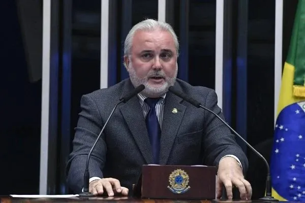 O líder da minoria no Senado, Jean Paul Prates, aguarda apreciação da Mesa Diretora do Senado sobre requerimento das mensagens