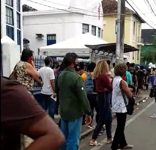 Segundo a população, também faltavam vacinadores e profissionais da saúde no local