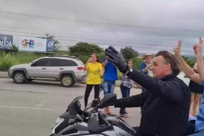 A Polícia Rodoviária Federal, a quem cabe a fiscalização do não uso do capacete, está subordinada ao Ministério da Justiça