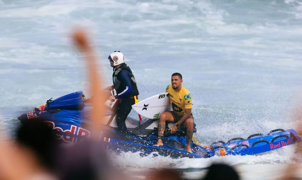 Atual líder do ranking mundial Filipe Toledo superou o peruano Miguel Tudela