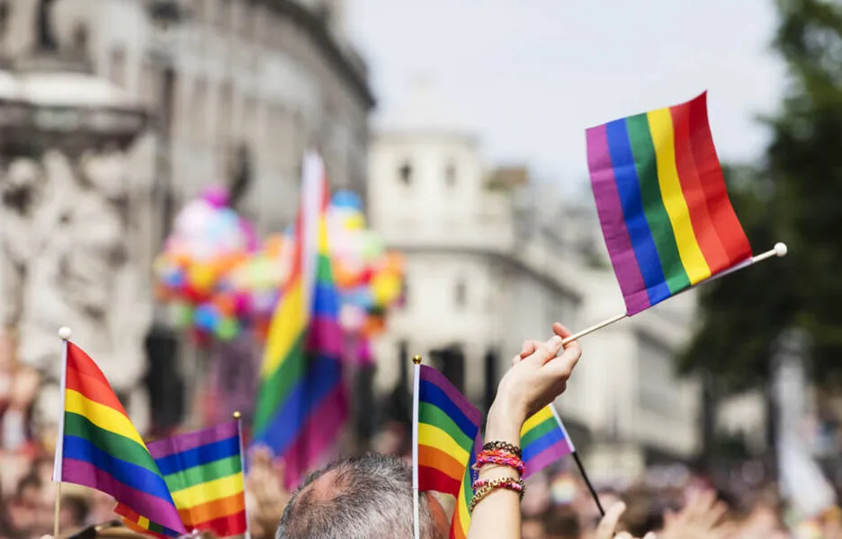 A partir das 10h, na Estação da Lapa, acontece um talk show para debater a conquista de direitos ao longo dos 50 anos da Revolta de Stonewall