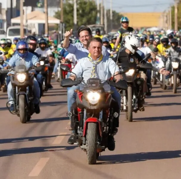 Presidente Jair Bolsonaro durante motociata com deputado federal João Roma na garupa