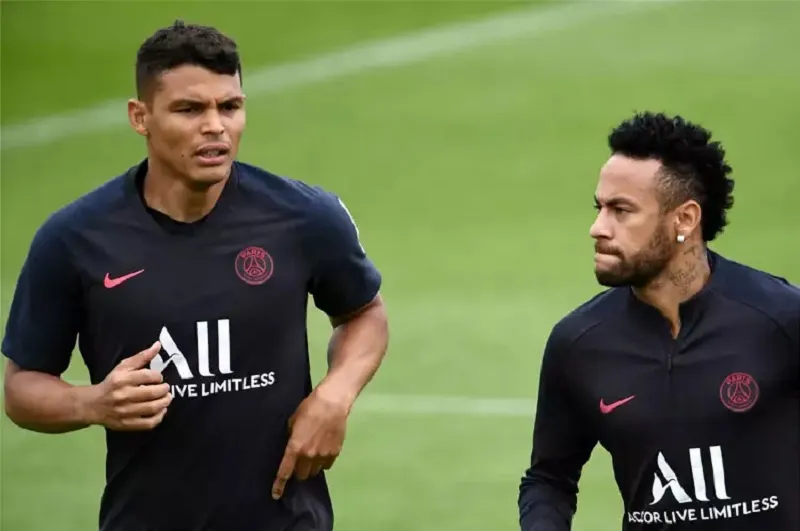 Companheiros de seleção, Neymar e Thiago Silva já jogaram juntos no PSG