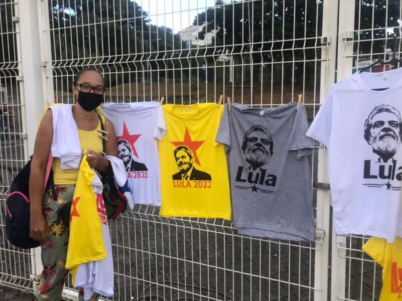 Patrícia dos Santos vende produtos na entrada da Fonte Nova