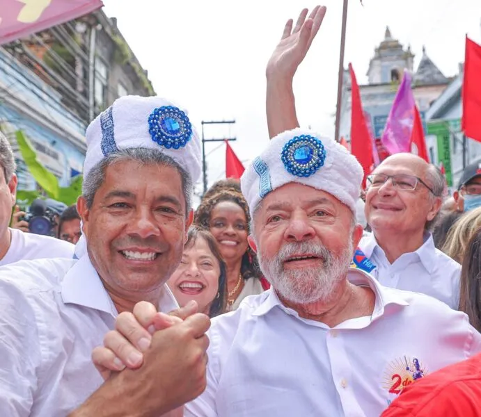 Lula e Jerônimo com os adereços dos Filhos de Gandhy