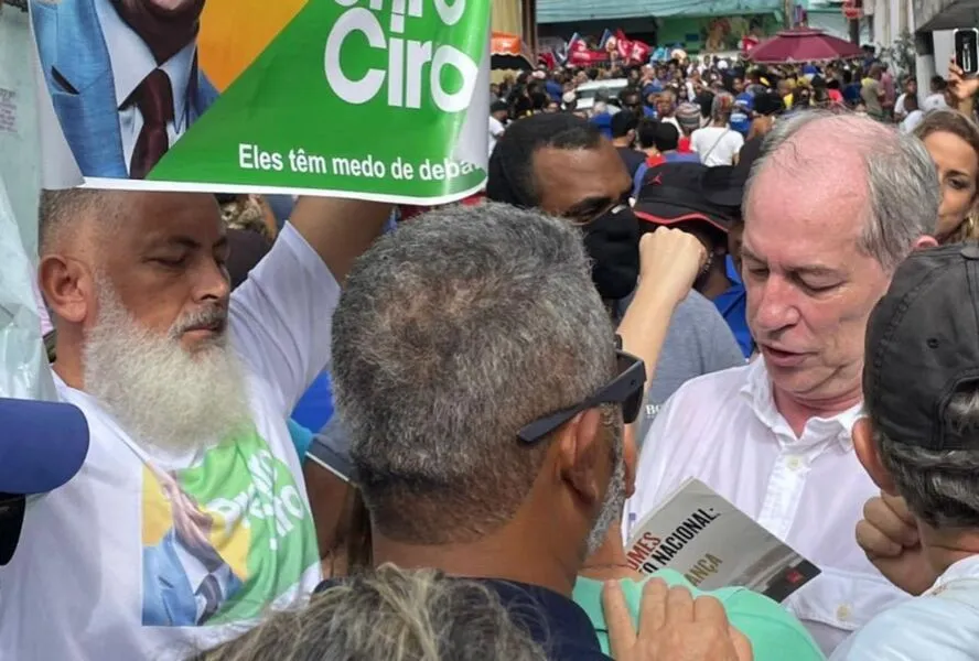 "Sangue de brasileiros baianos foi derramado para construir a nação brasileira e sua independência", disse o presidenciável durante o cortejo