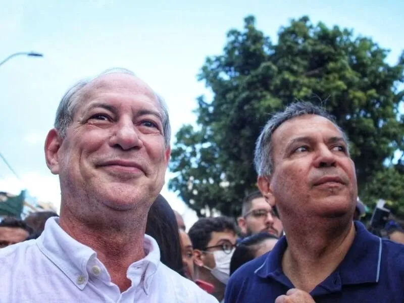 Ciro participou do início do desfile cívico do Dois de Julho na comitiva do PDT