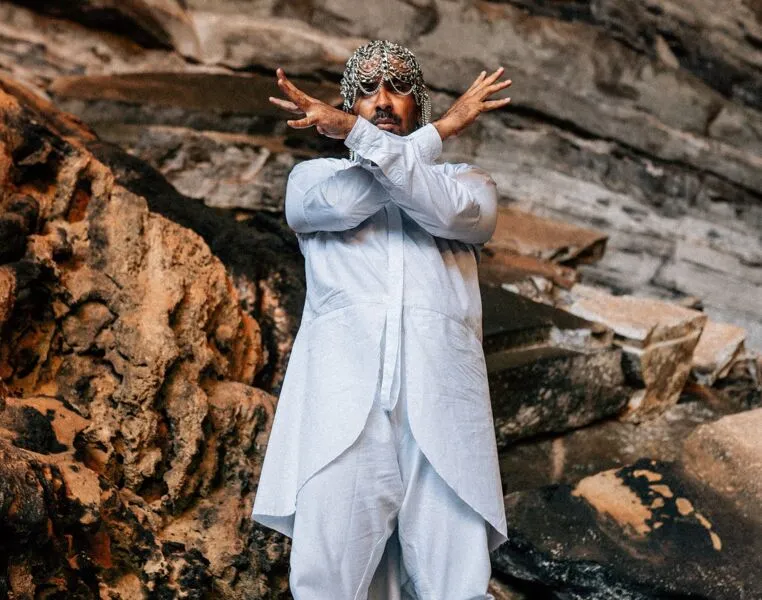 The Guardian descreveu o registro vocal de Bruno: “uma voz acrobática, sensual, tão angelical quanto profana"