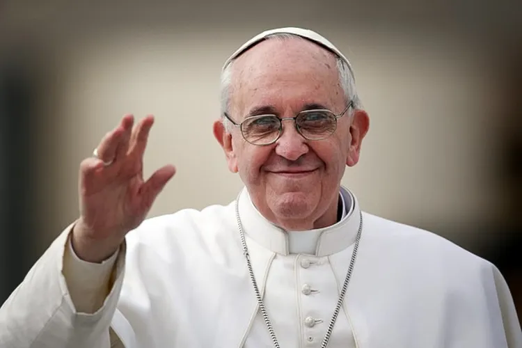 Nas últimas semanas, as fortes dores no joelho direito obrigaram o papa a adiar uma viagem