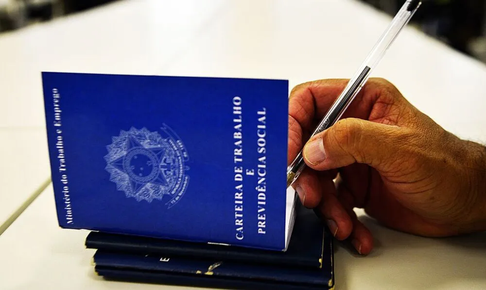 A taxa de desemprego no Brasil caiu para 9,8% no trimestre encerrado em maio