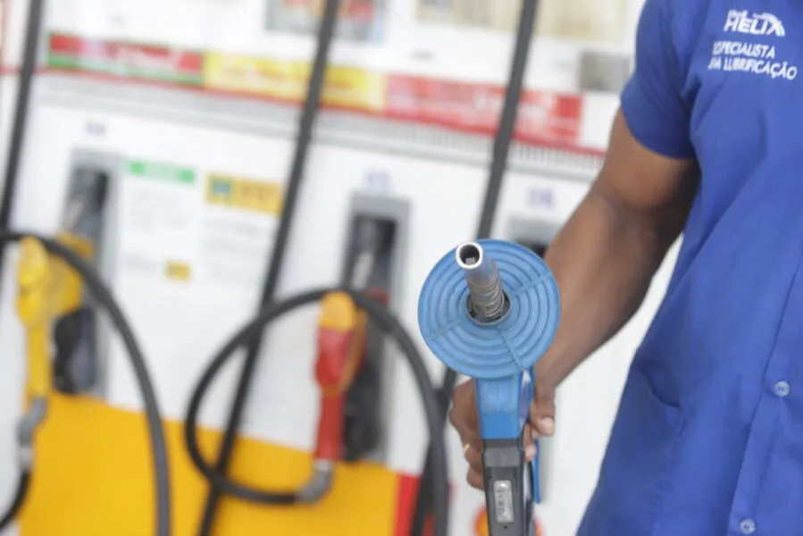 Segundo a pasta, estima-se uma redução média nacional de R$ 1,55 no litro de gasolina e R$ 0,31 no litro de etanol hidratado