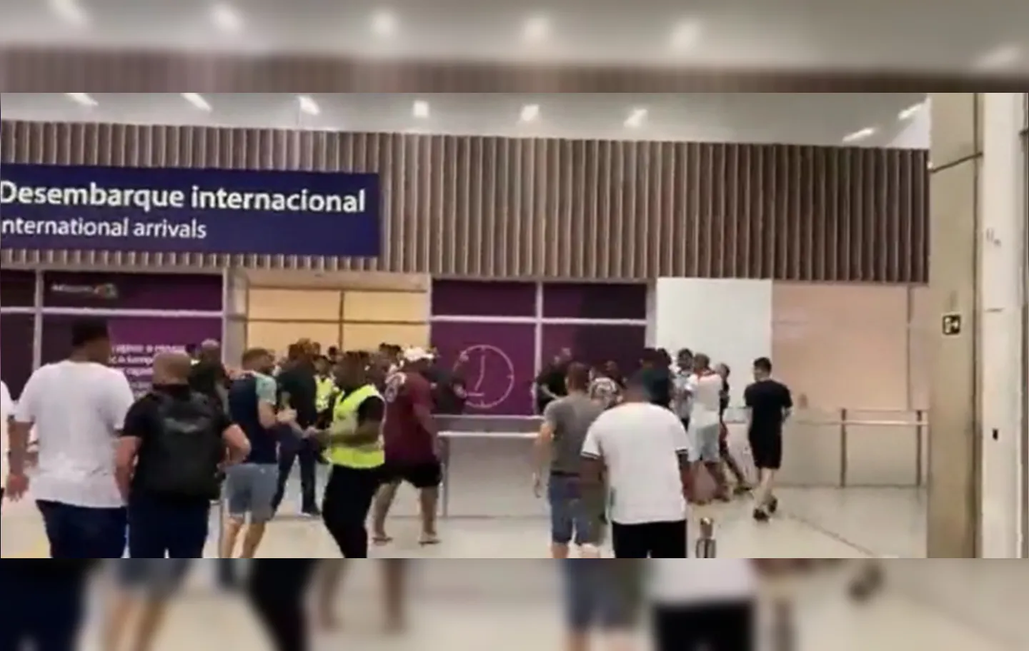 Grupo de aproximadamente vinte pessoas foi ao Aeroporto Internacional Tom Jobim receber a delegação do Tricolor Carioca