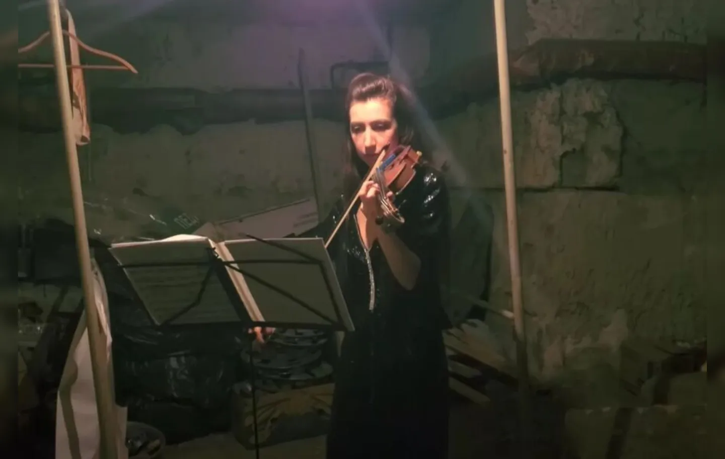 Desde o início da invasão russa, os violonistas tem demonstrado que seu pequeno instrumento musical é sua "arma de resistência"