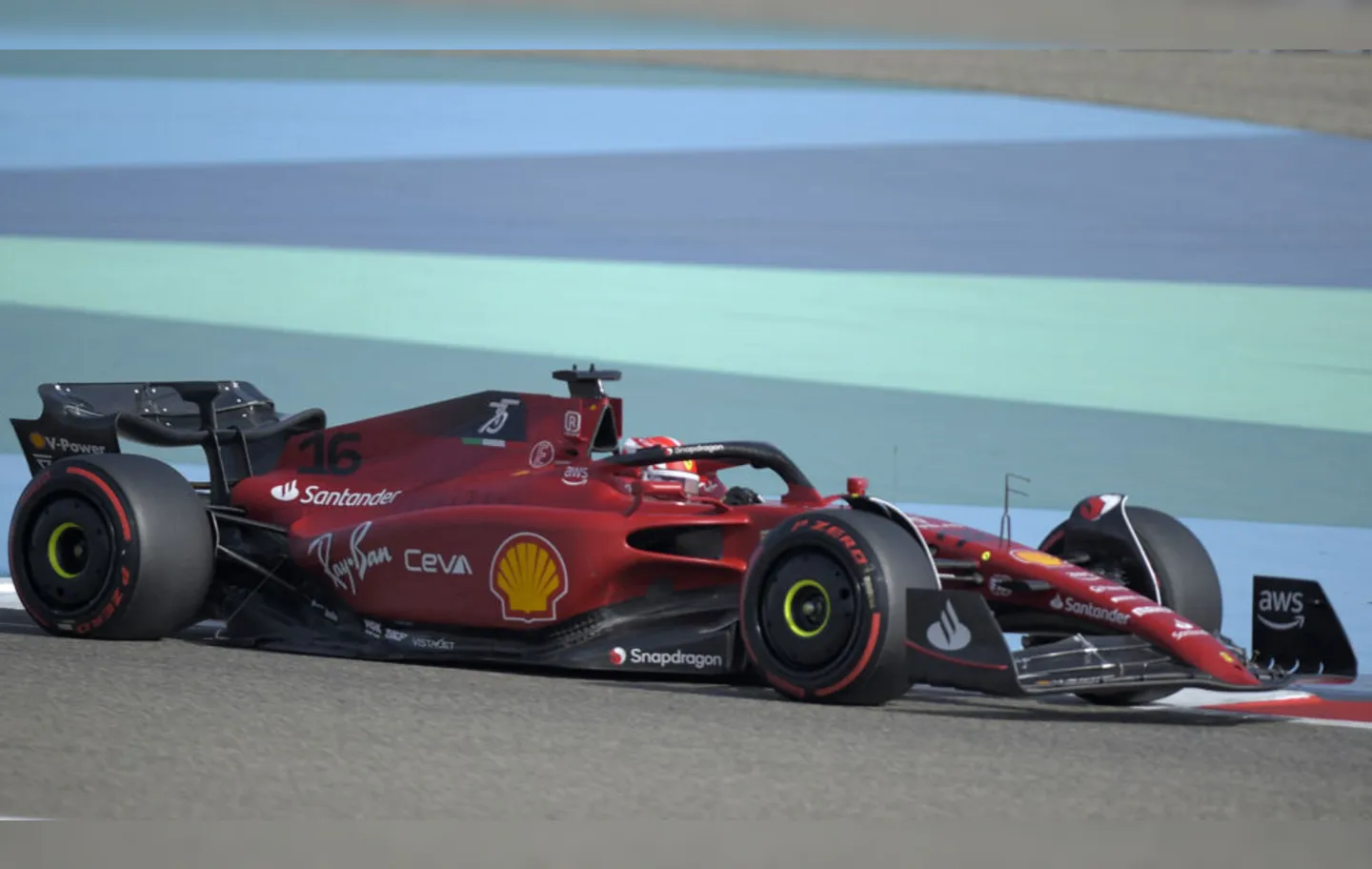 Piloto da Ferrari larga na primeira posição na corrida de domingo