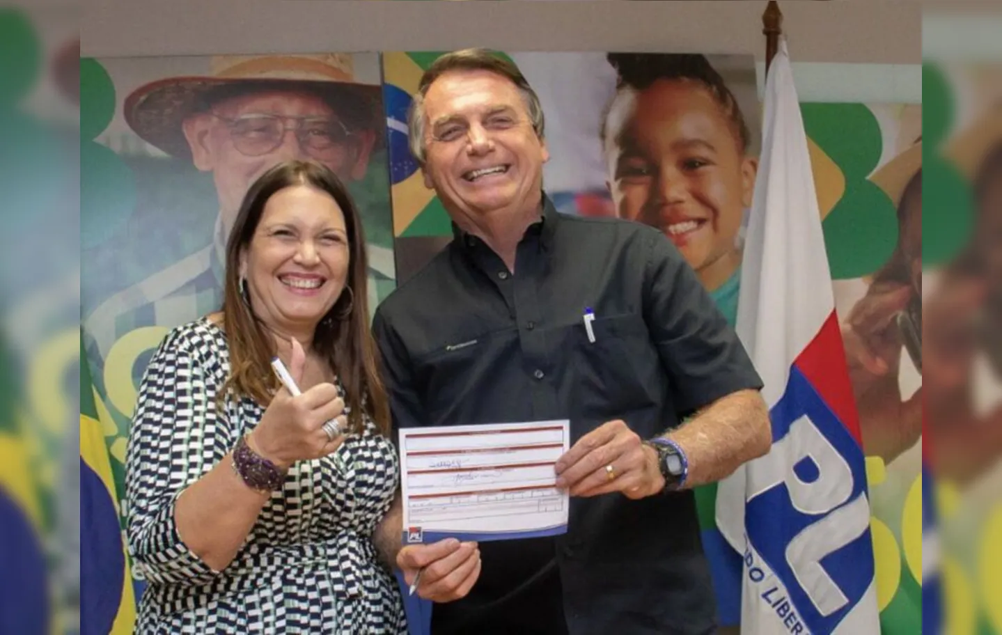 A edeputada Bia Kicis ao lado do presidente Jair Bolsonaro