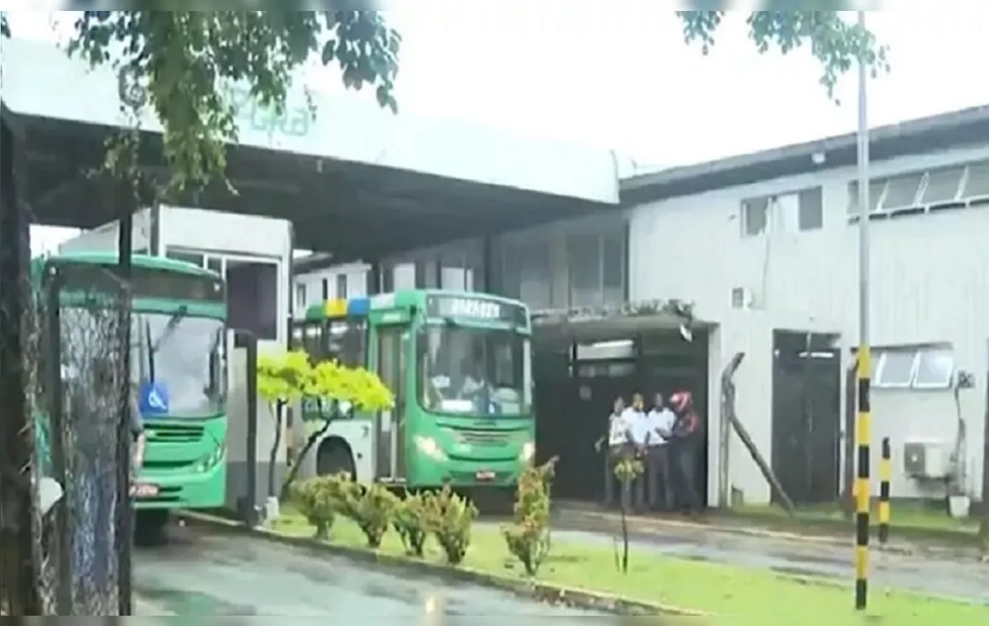A Polícia Militar interviu na situação e os ônibus foram liberados às 6h30