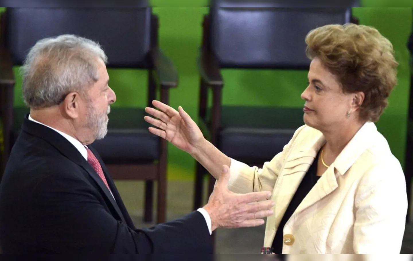 "Não tem sentido uma ex-presidente da República trabalhar de auxiliar em outro governo", diz Lula sobre Dilma, para em seguida elogiá-la
