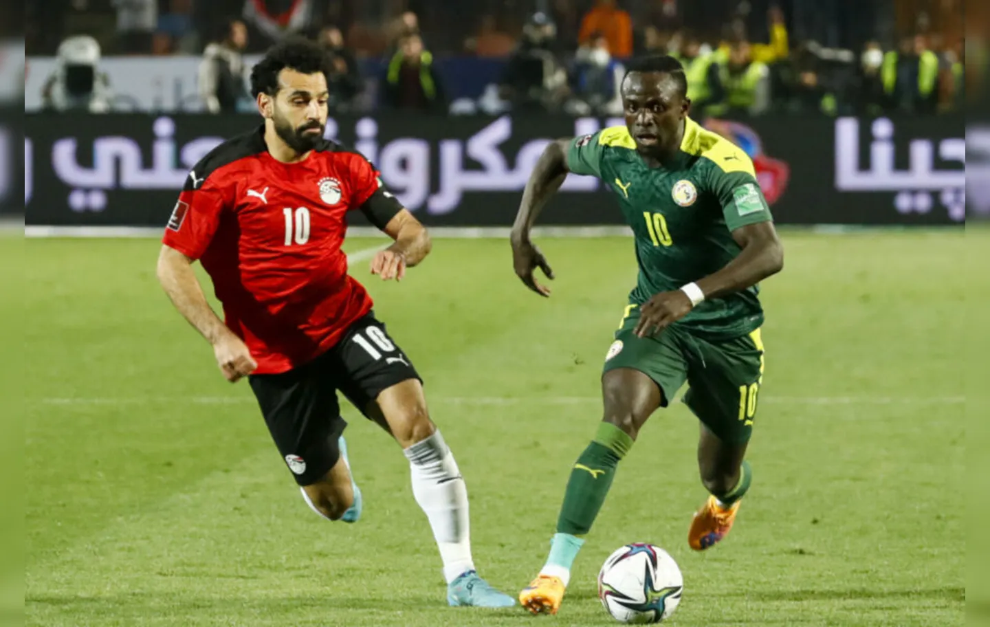 O novo duelo entre as estrelas Salah e Mané foi decidido com um gol contra do lateral senegalês Saliou Ciss
