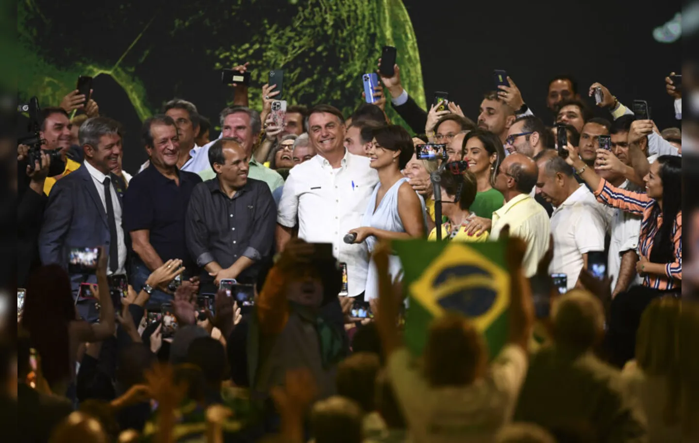 Bolsonaro ao lado de ministros, apoiadores e da primeira-dama, Michele