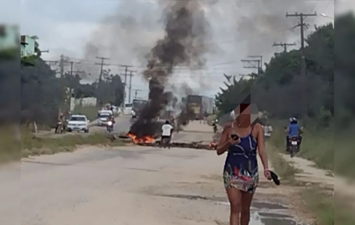 Pneus queimados bloqueiam a Avenida Júlio José Rodrigues, em Itapetinga