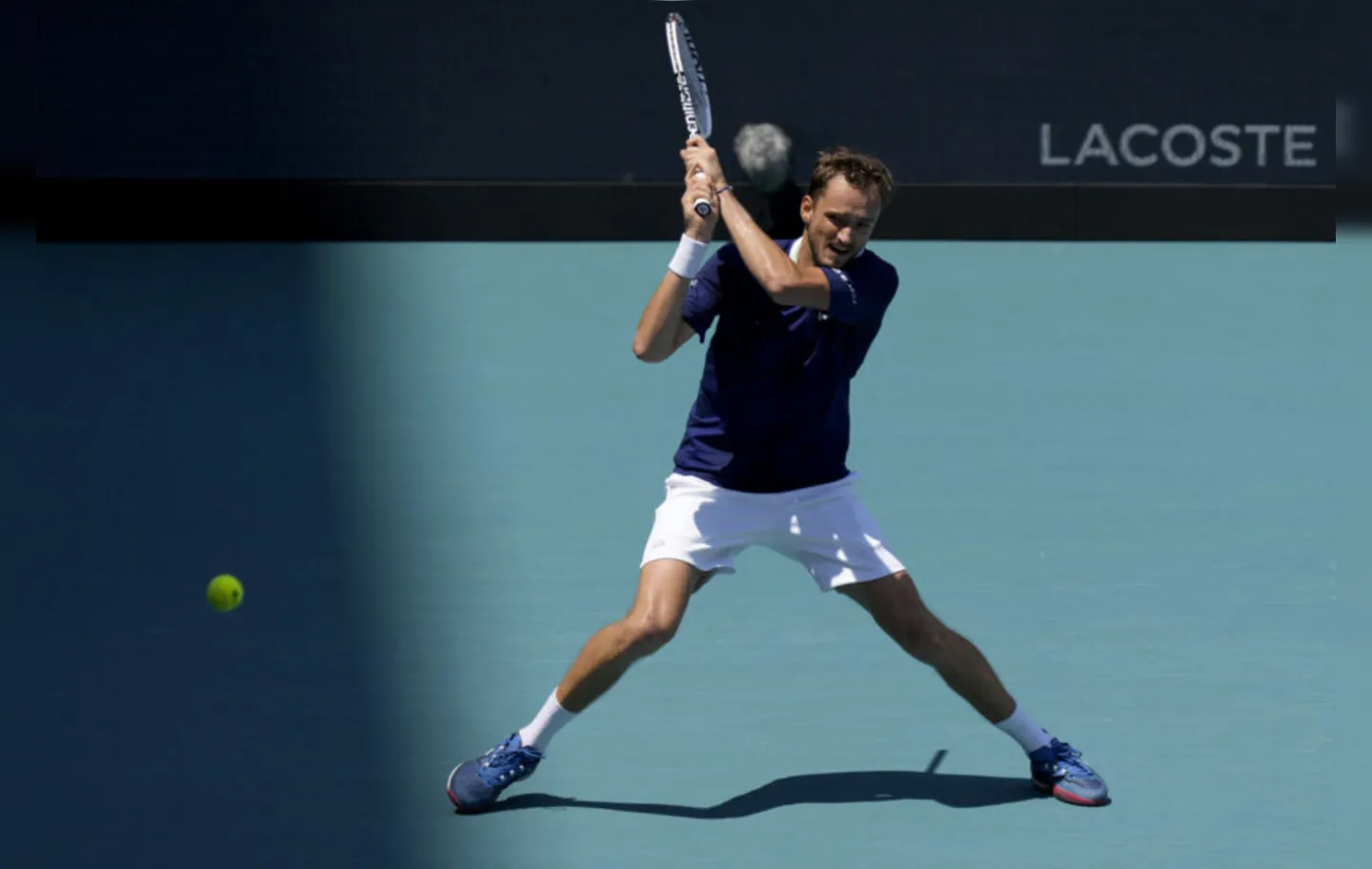Medvedev derrotou Martínez (47º ATP) por 6-3 e 6-4 após uma hora e 24 minutos de jogo