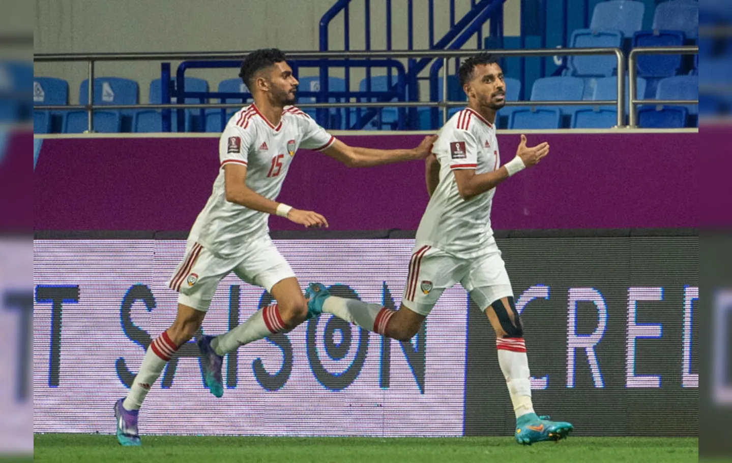 Hareb Abdullah (à dir.) marcou o gol da vitória dos Emirados Árabes