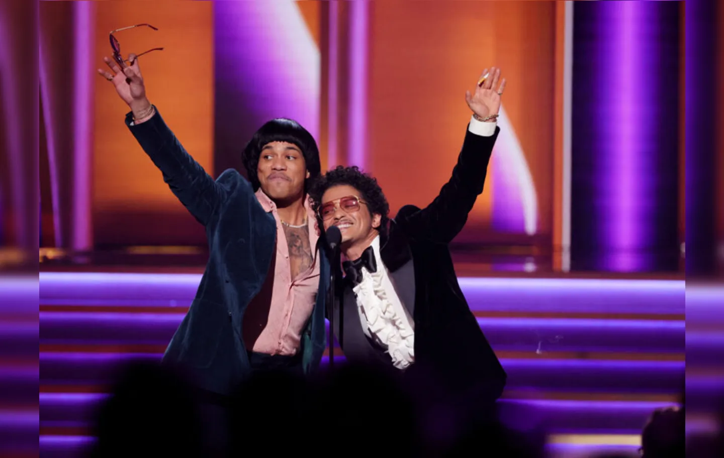 O grupo Silk Sonic, o projeto paralelo de Bruno Mars e Anderson .Paak, venceu nas categorias de música e gravação do ano com "Leave the Door Open".