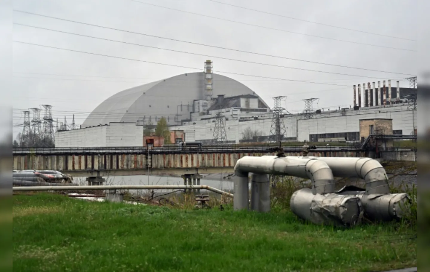 Sarcófago que cobre o reator número 4 da central de Chernobyl na Ucrânia