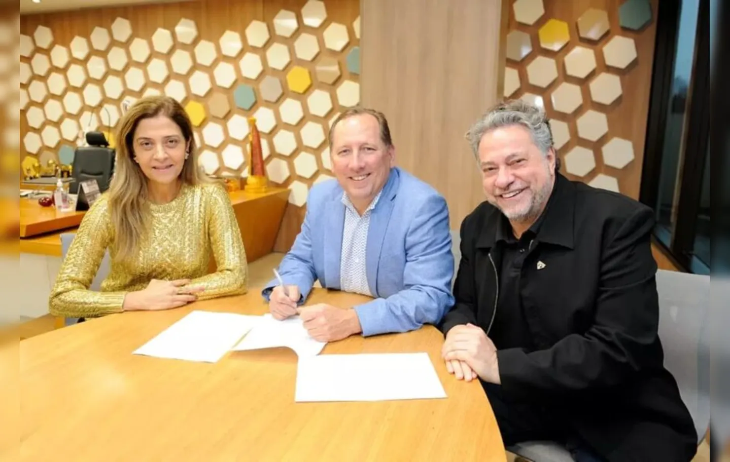 John Textor assina contrato da Libra ao lado de Leila Pereira (presidente do Palmeiras) e Julio Casares (presidente do São Paulo)
