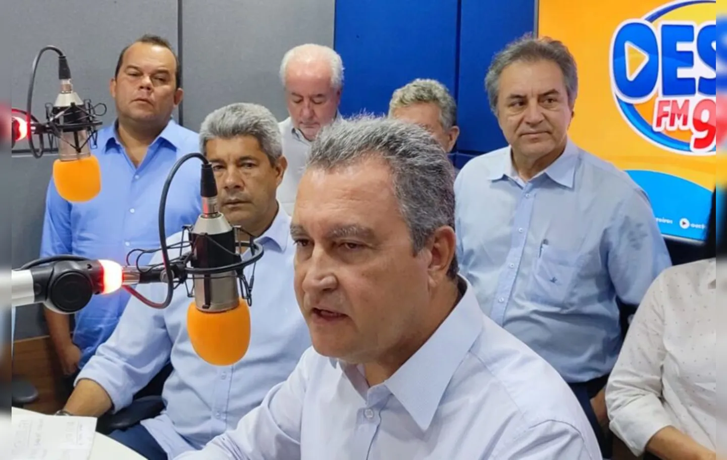 Governador Rui Costa (PT) ao lado de parceiros políticos durante entrevista à rádio Portal do Oeste FM, em Ibotirama