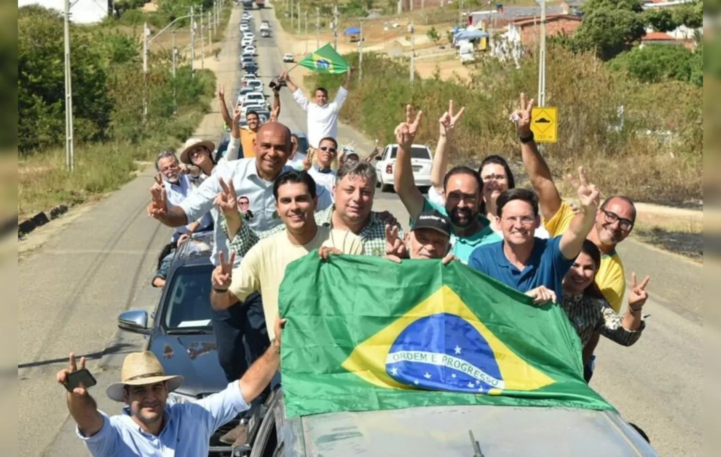 Candidato apoiado por Bolsonaro participa de carreata em Itapetinga