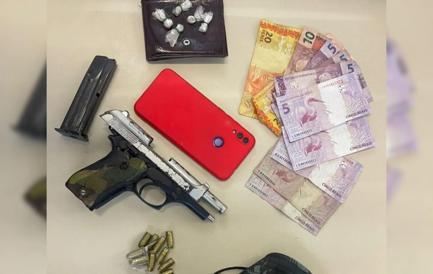 Foram encontrados porções de crack, uma pistola calibre 380, munições, um carregador de pistola, além de celular e dinheiro