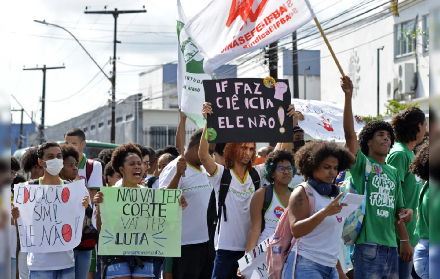 Em Salvador, no bairro do Barbalho, cerca de 200 estudantes se manifestaram em frente ao prédio do Instituto