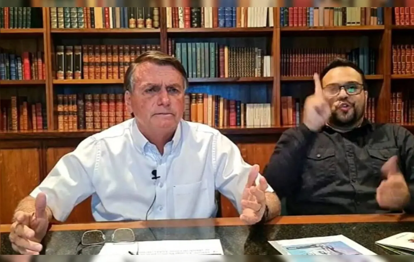 Jair Bolsonaro durante transmissão de live semanal nas redes sociais