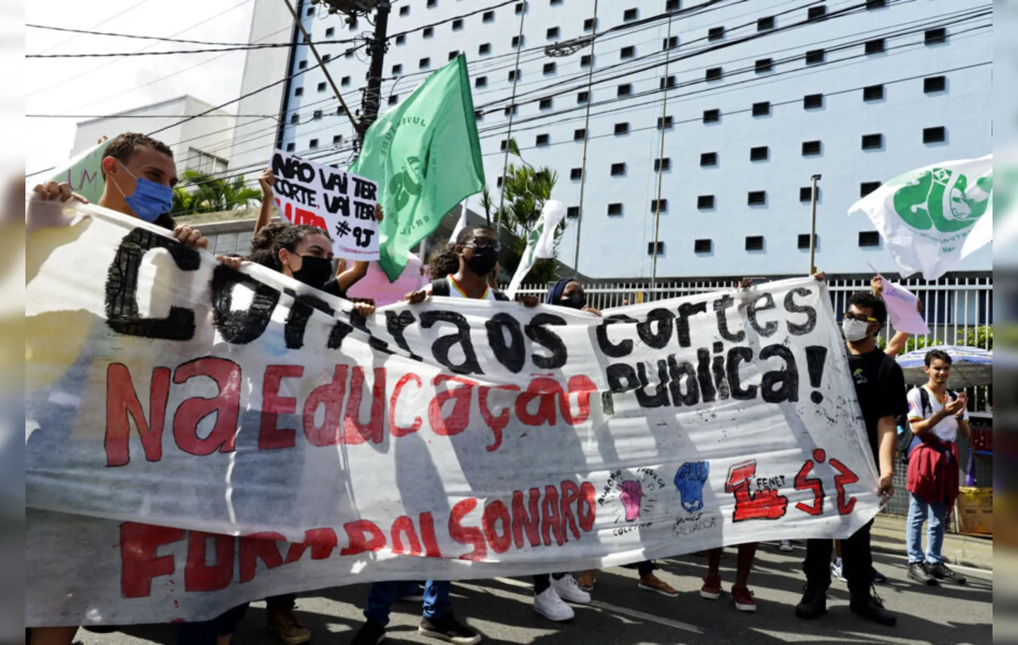 Estudantes e professores do Ifba, em Salvador, participaram do ato em defesa das instituições federais