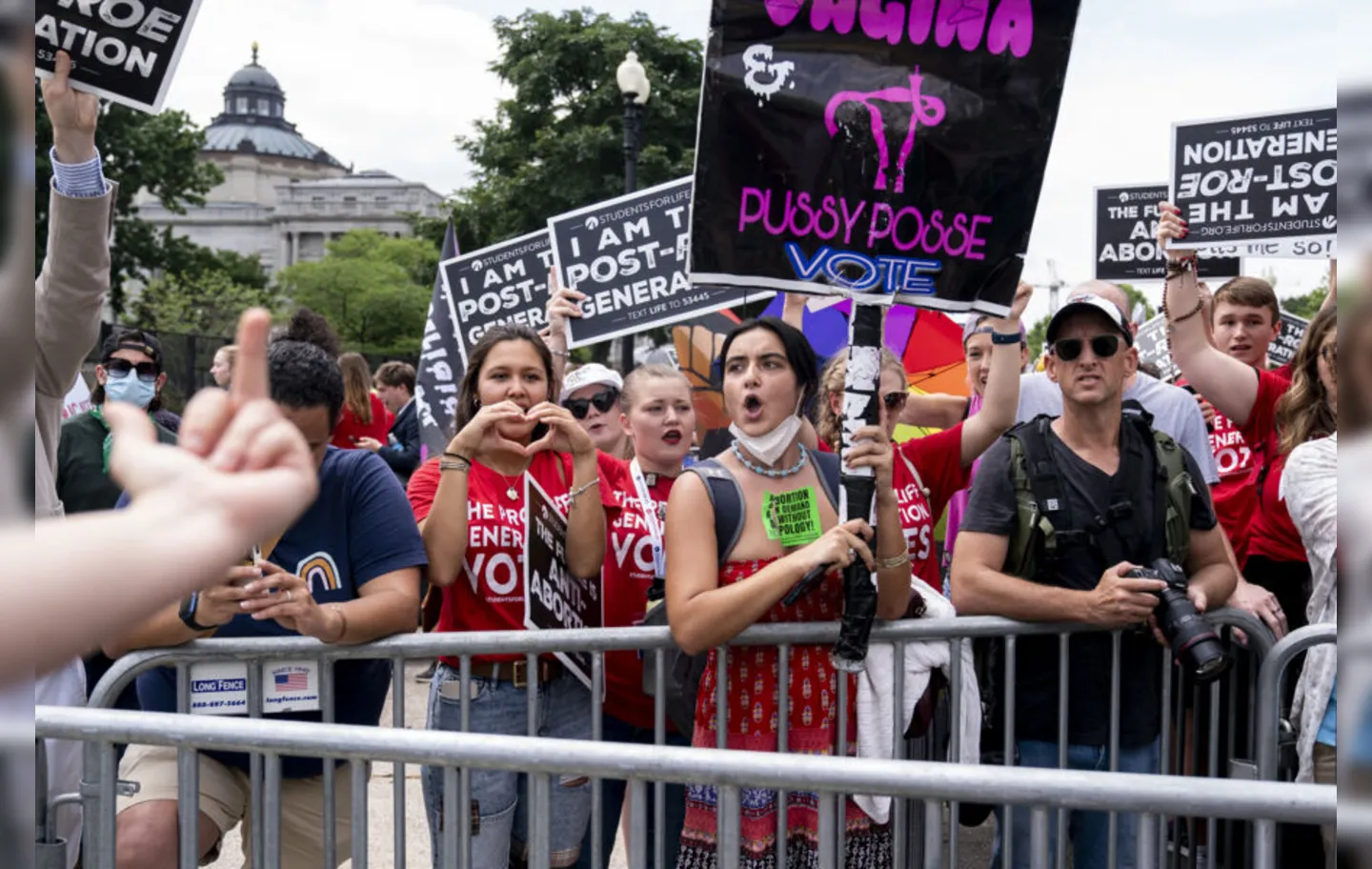 Mulheres protestam contra evogação do direito ao aborto nos Estados Unidos