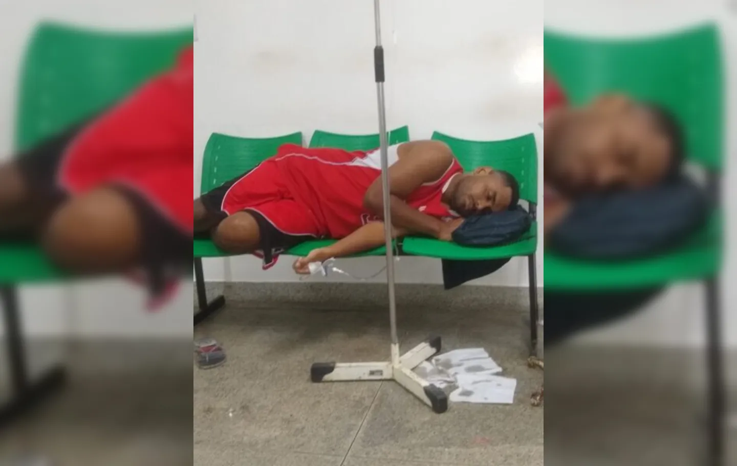 Menino, que era autista, espera diagnóstico deitado em cadeiras no Hospital Municipal de Simões Filho.